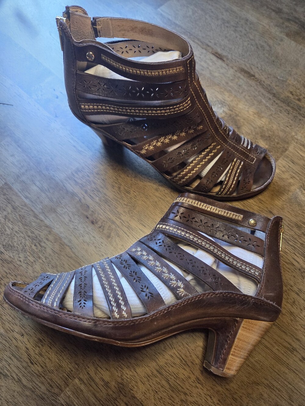 Pilkolinos Boho Chic Wheat Embroidered Brown Strappy Cutout Heeled Sandals